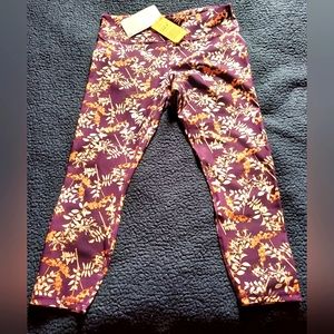 NWT Fabletics Power Hold Salar Capri Legging Women's M (6-8) Plum